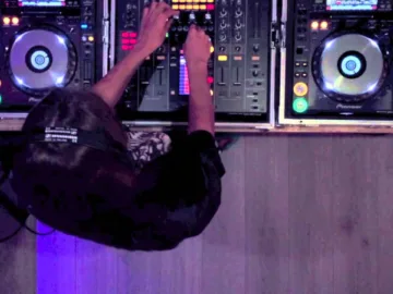 Chelina Manuhutu – Freak Music Live Set