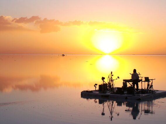 FKJ live at Salar de Uyuni in Bolivia for Cercle